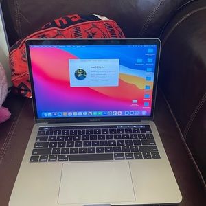 MacBook Pro 13” 2017 w/ touchbar